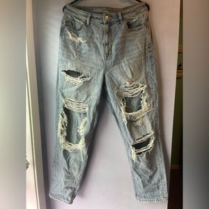 AMERICAN EAGLE RIPPED MOM JEANS